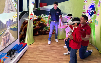 Kids-playing-Harvest-Rush VR game in USA Rice booth