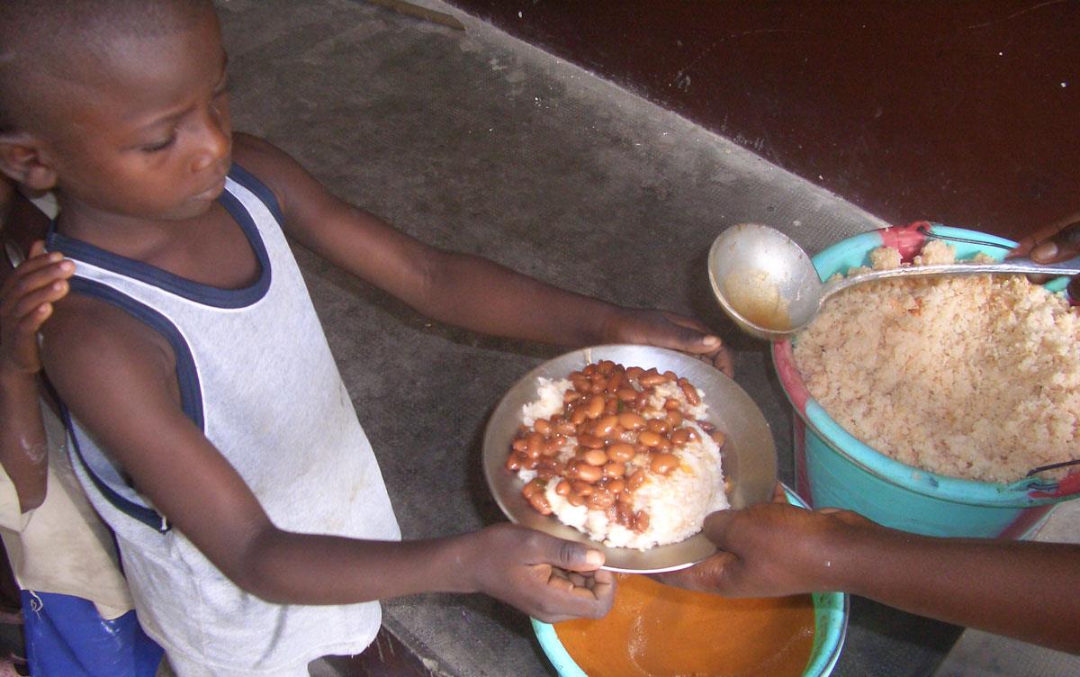 Serving-Rice-&-Beans-to-Children-in-Liberia