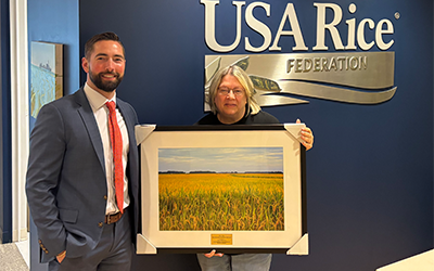 Peter Bachmann presents Congressional Staff Award to Anne Simmons at USAR office