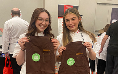 IP.w-Canadian Chefs hold USA Rice aprons-250611