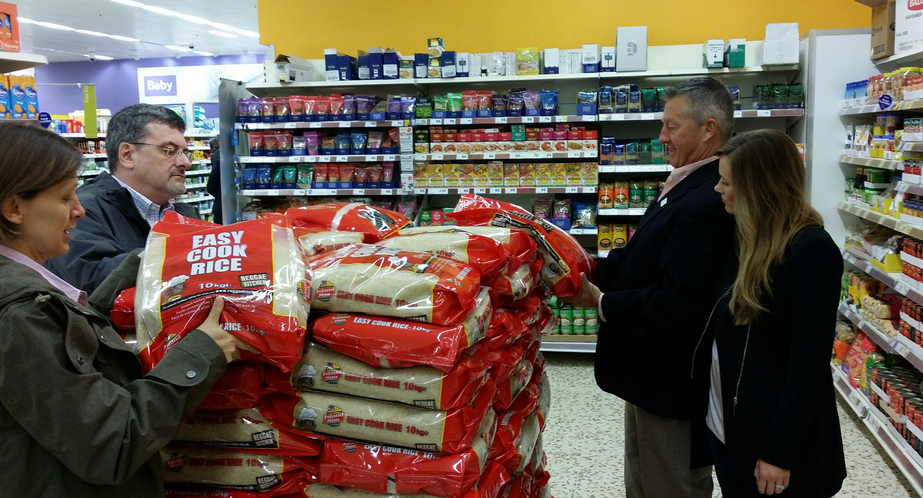 Hugh,-Meryl,-Johnny,-Eszter-Shopping-for-rice