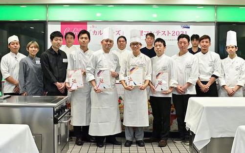 Taiwan-Professional-Chef-Contest participants stand in line holding their awards