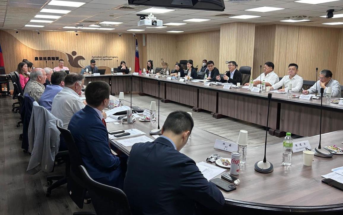 10th-Annual-Taiwan-Tech-Mtg,-around-the-conference-room-table