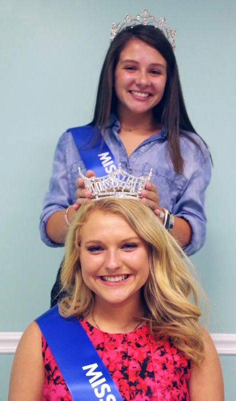 Former AR Rice Queen places tiara on head of this year