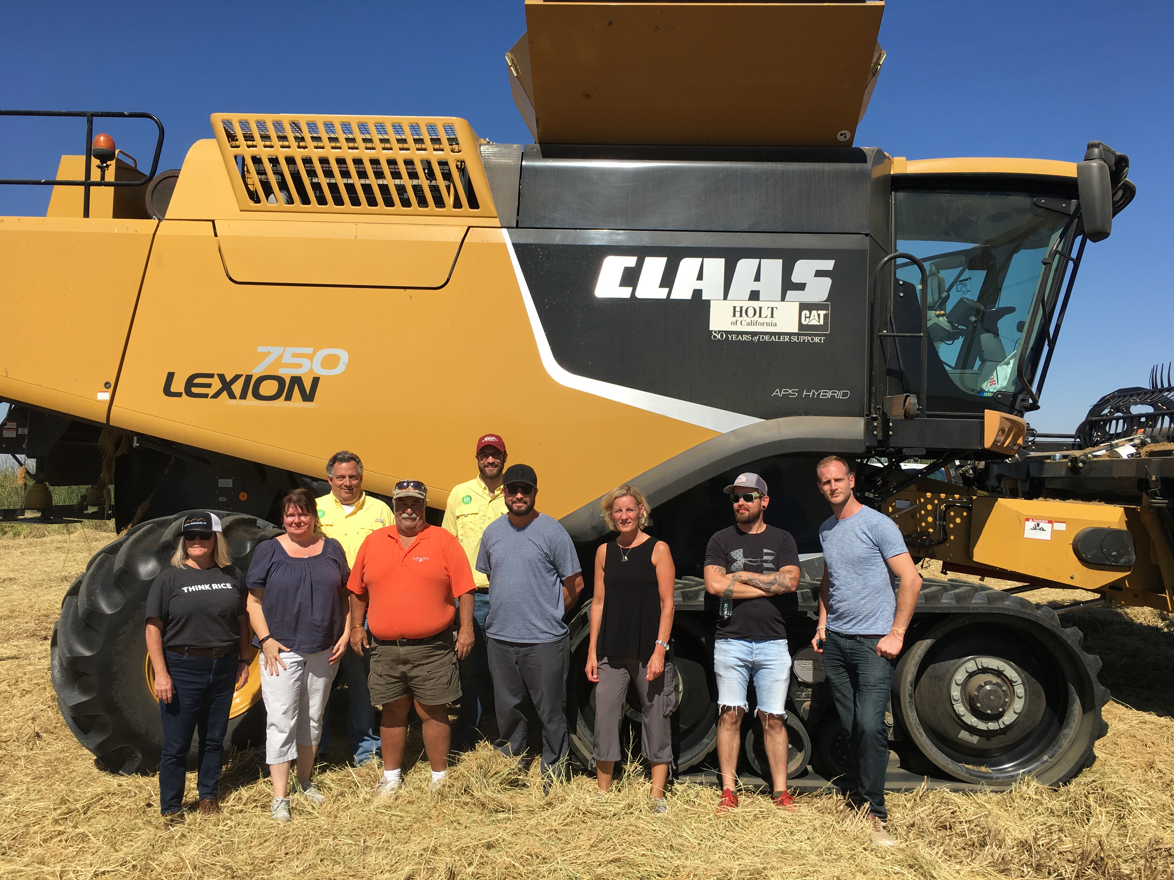 USA Rice Visits Sun Valley for Farm Group Photo-in front of combine-171006