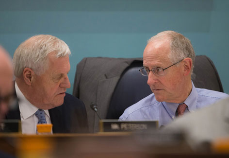 Collin Peterson & Mike Conaway confer at dias during ag hearing