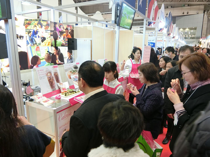 American-Sushi- draws a crowd at Japanese-Food-Show