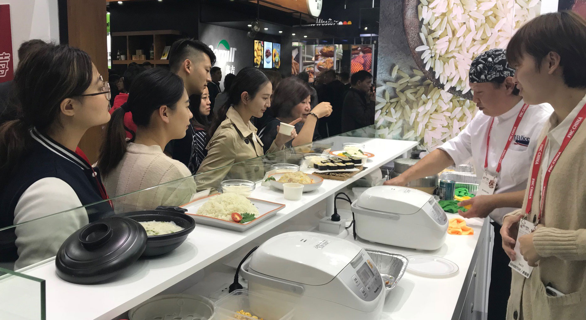 2017 FHC-Food-Show-in-Shanghai, chef rolling sushi with customers looking over booth counter