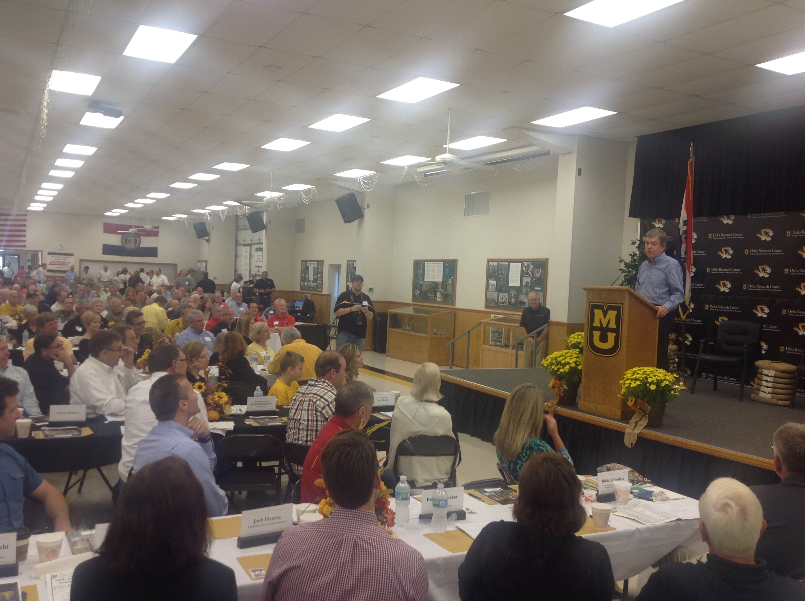 MO Field Day, Senator Roy Blunt addresses crowd from the stage